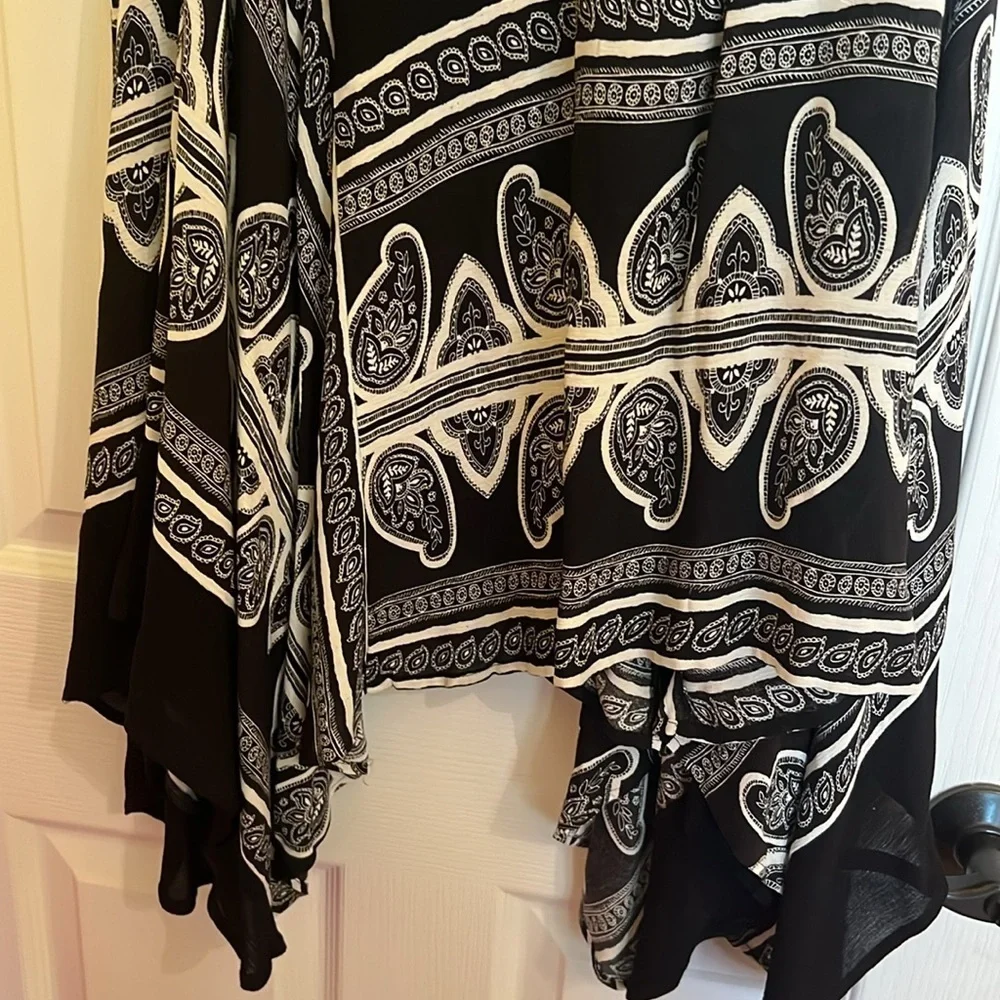 Cato asymetrical black/white skirt . Sheer overlay from knee sz M